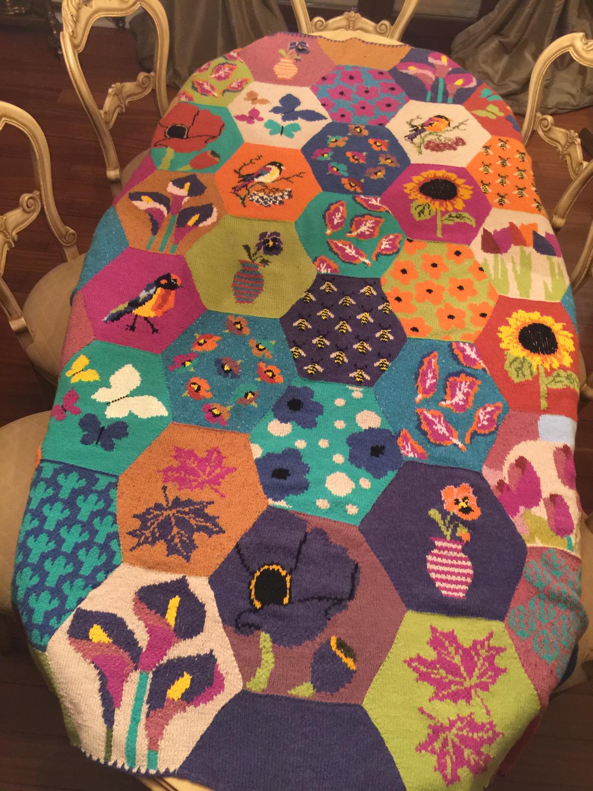 El örgüsü patchwork tasarım battaniye